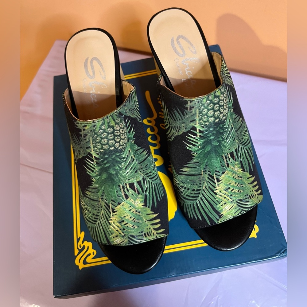 Sbicca Green and Black Leaf Print Mules